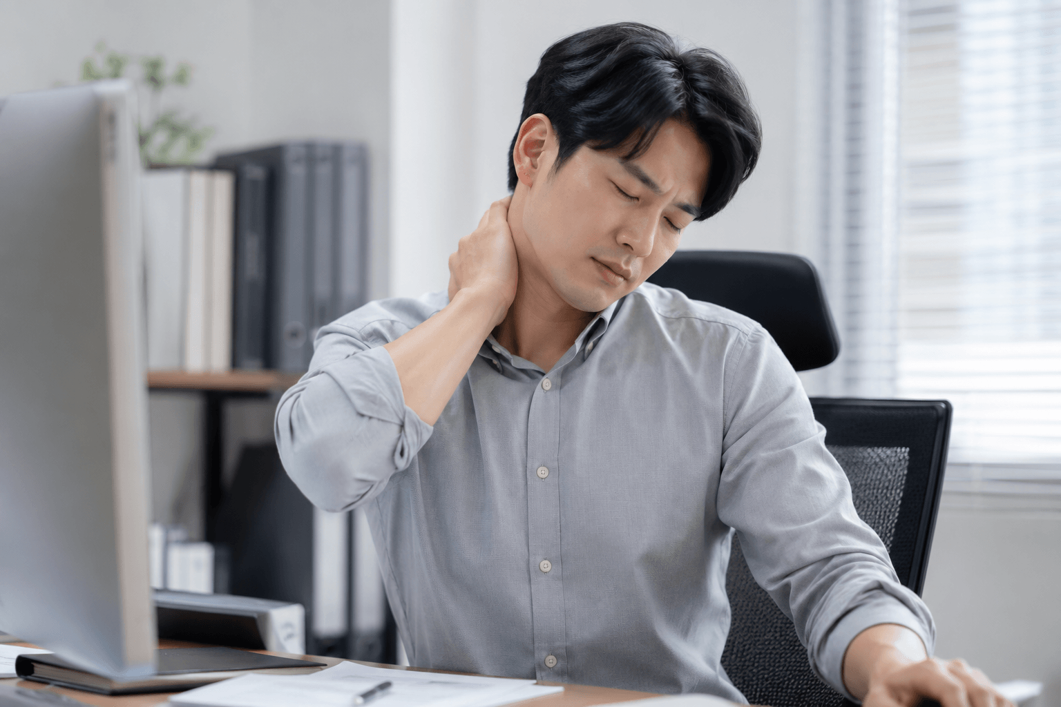 뒷목 뻣뻣함으로 목을 만지는 스트레스성 긴장 증상