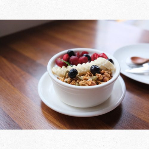 복숭아와 자두 요거트볼