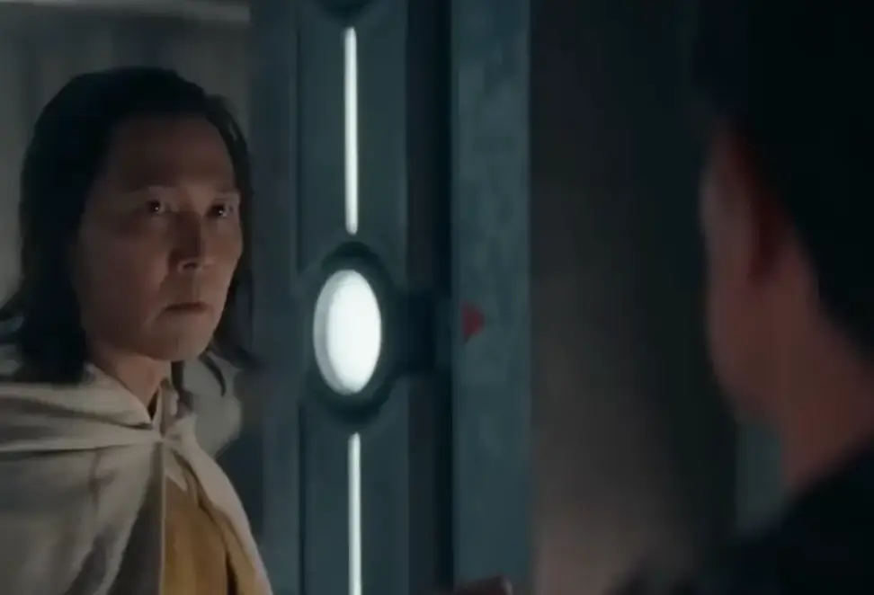 좌측 흰 망토를 두른 이정재가 우측 남자를 바라보는 모습