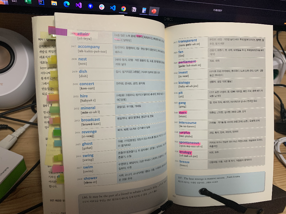 펼쳐진-단어장에-플래그가-붙어있고-형광팬으로-단어가-칠해진-사진