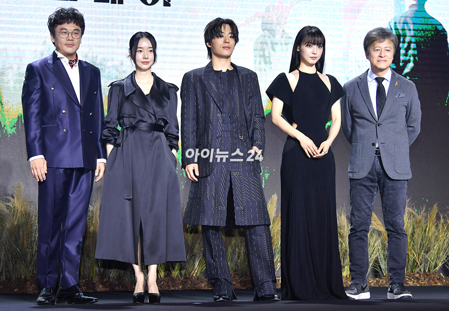 배우 김인권, 이정현, 구교환, 전소니, 권해효가 26일 오전 서울 용산구 드래곤시티 호텔에 열린 넷플릭스 '기생수: 더 그레이' 제작발표회에서 포토타임을 갖고 있다. [사진=곽영래 기자]