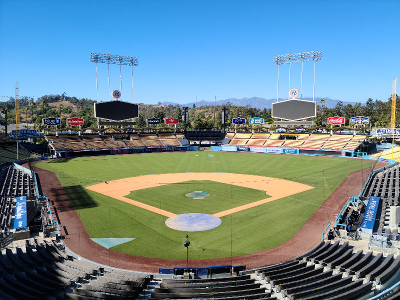 다저 스타디움이 한 눈에 들어온다. 가운데는 경기장과 경기장을 둘러싼 좌석들이 있다. 홈플레이트 쪽에서 바라본 모습으로 양쪽에는 전광판이 보인다.