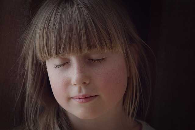 눈-감고-상상하는-여자