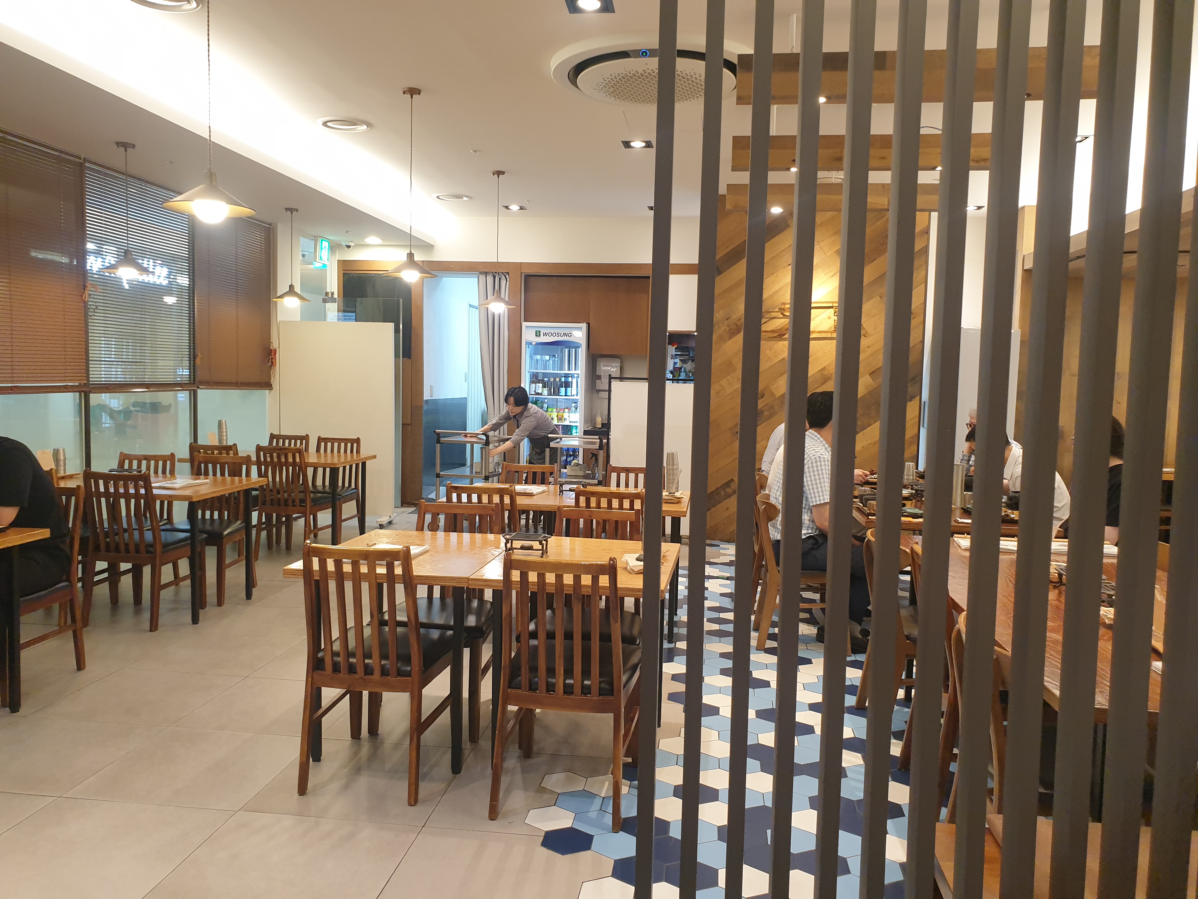 현대백화점 신촌점 10층 식당가에 있는 전복집 탐복 내부