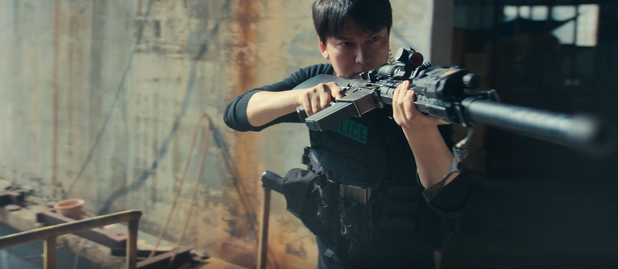 트리거 넥플릭스 스토리 장면 이도가 총을 겨누고 있음.