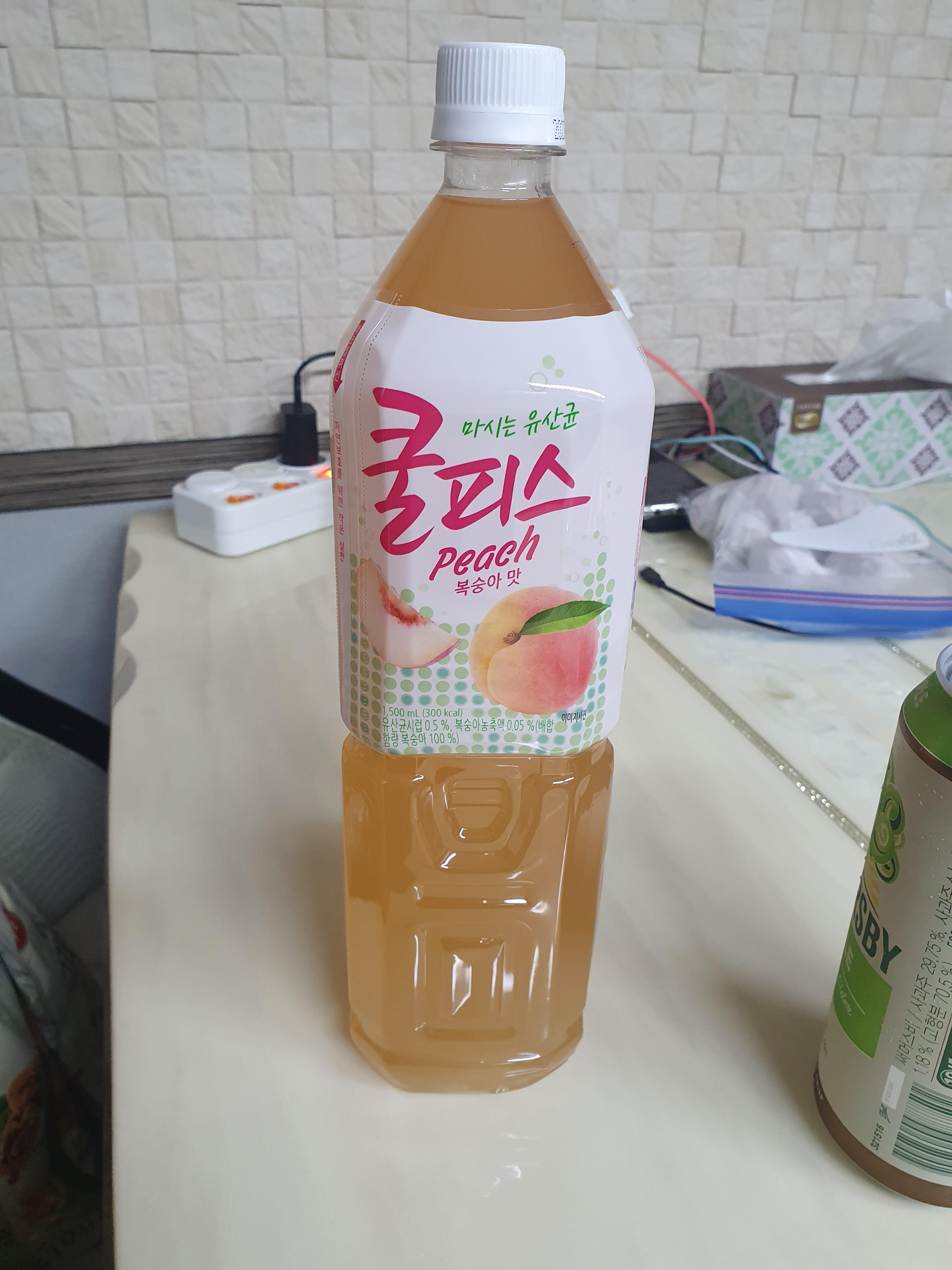 동원 쿨피스 패트병 1.5리터 색이 투명하다.