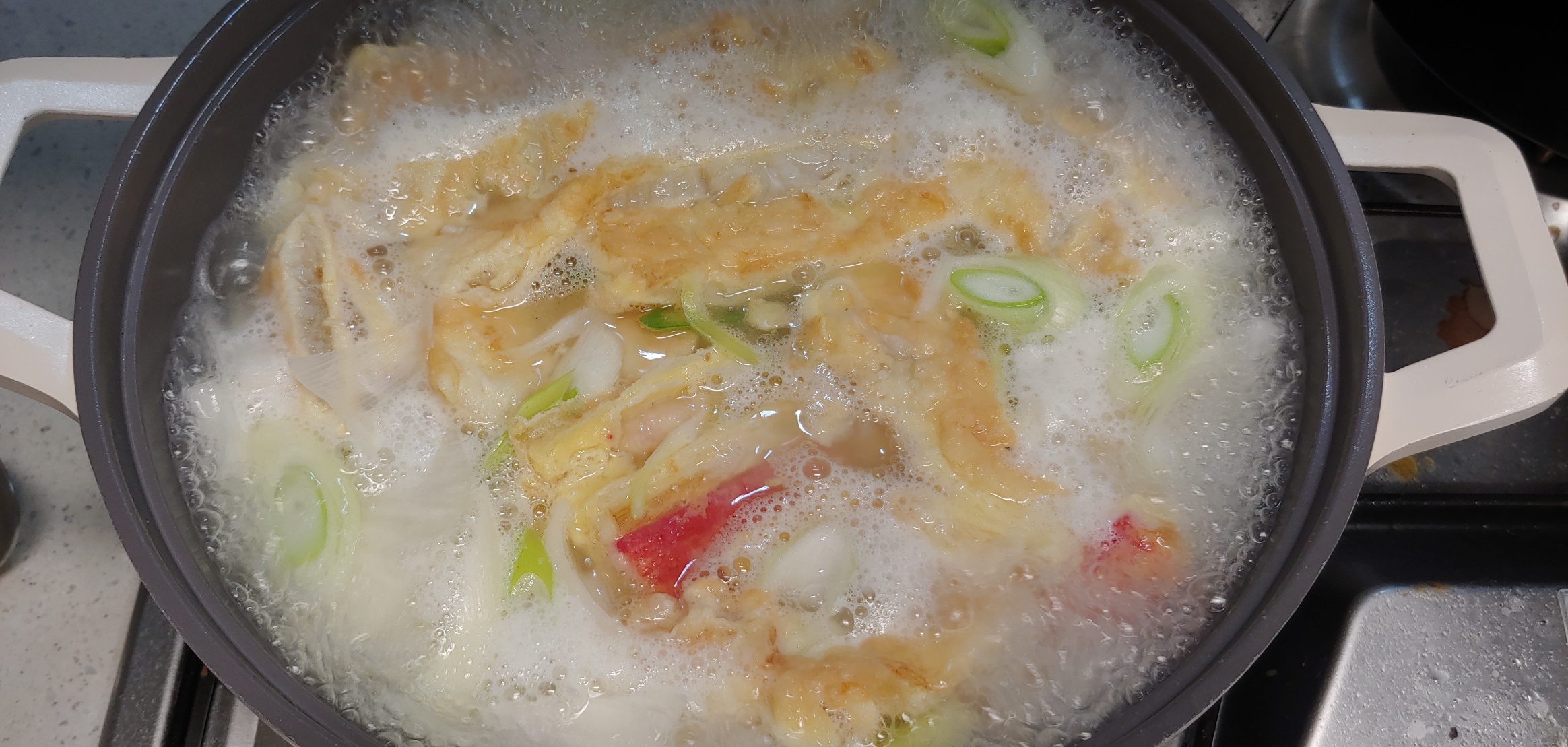 사진에서 하얗게 떠오른 기름거품을 국자로 반드시 걷어내주셔야 국물이 깔끔해집니다.