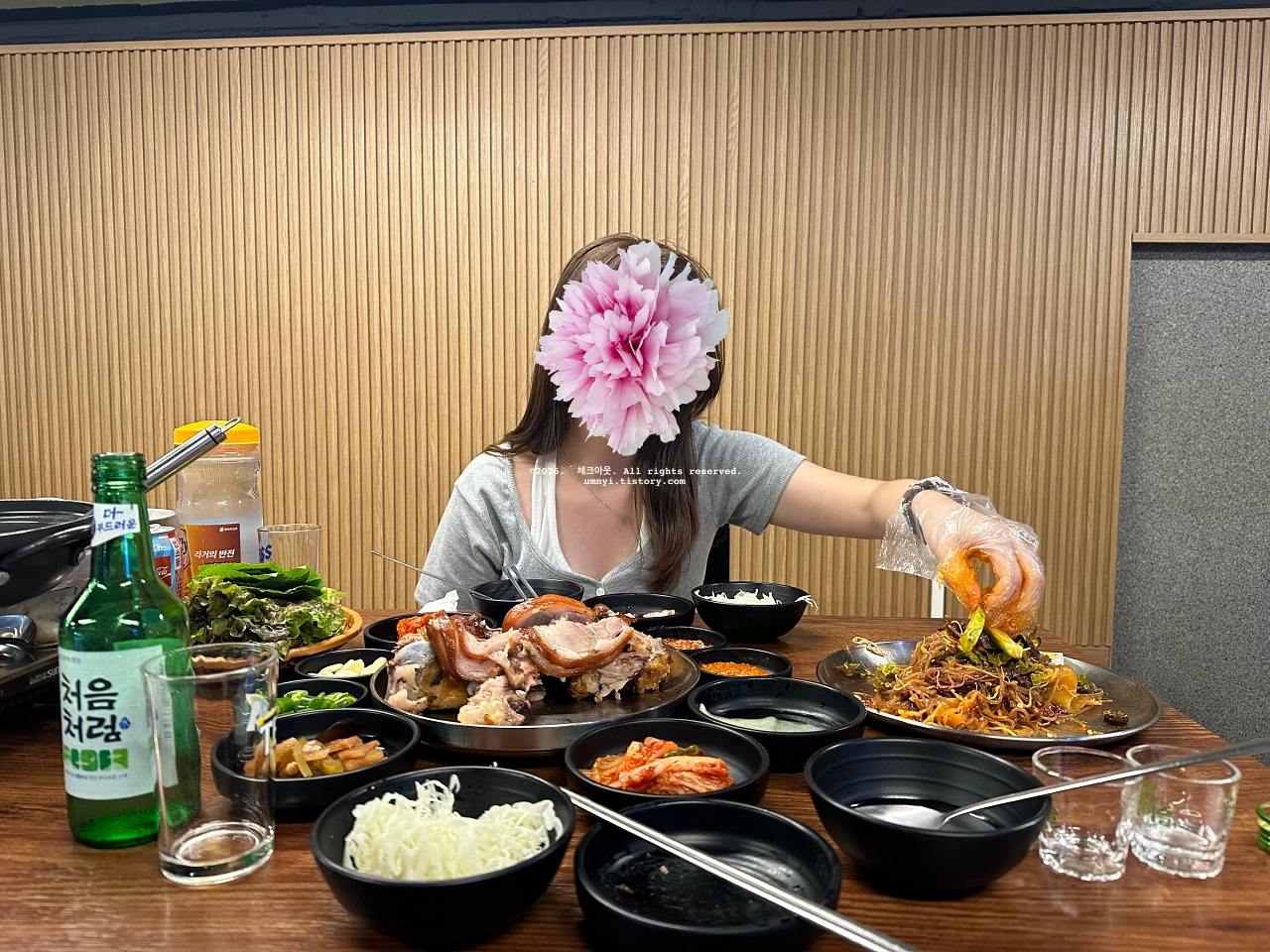 만족오향족발 사당역점의 메뉴 미니쟁반국수를 손으로 비비는 장면을 촬영한 사진