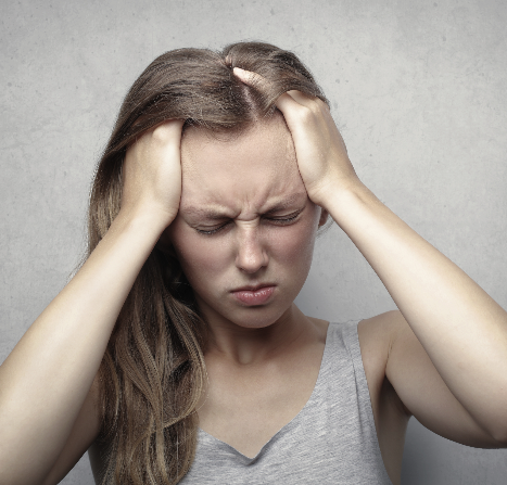 머리를 감싸고 있는 여자