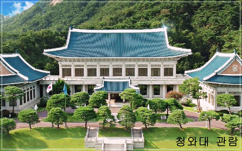 관람객 없이 닫힌 청와대 철문 모습