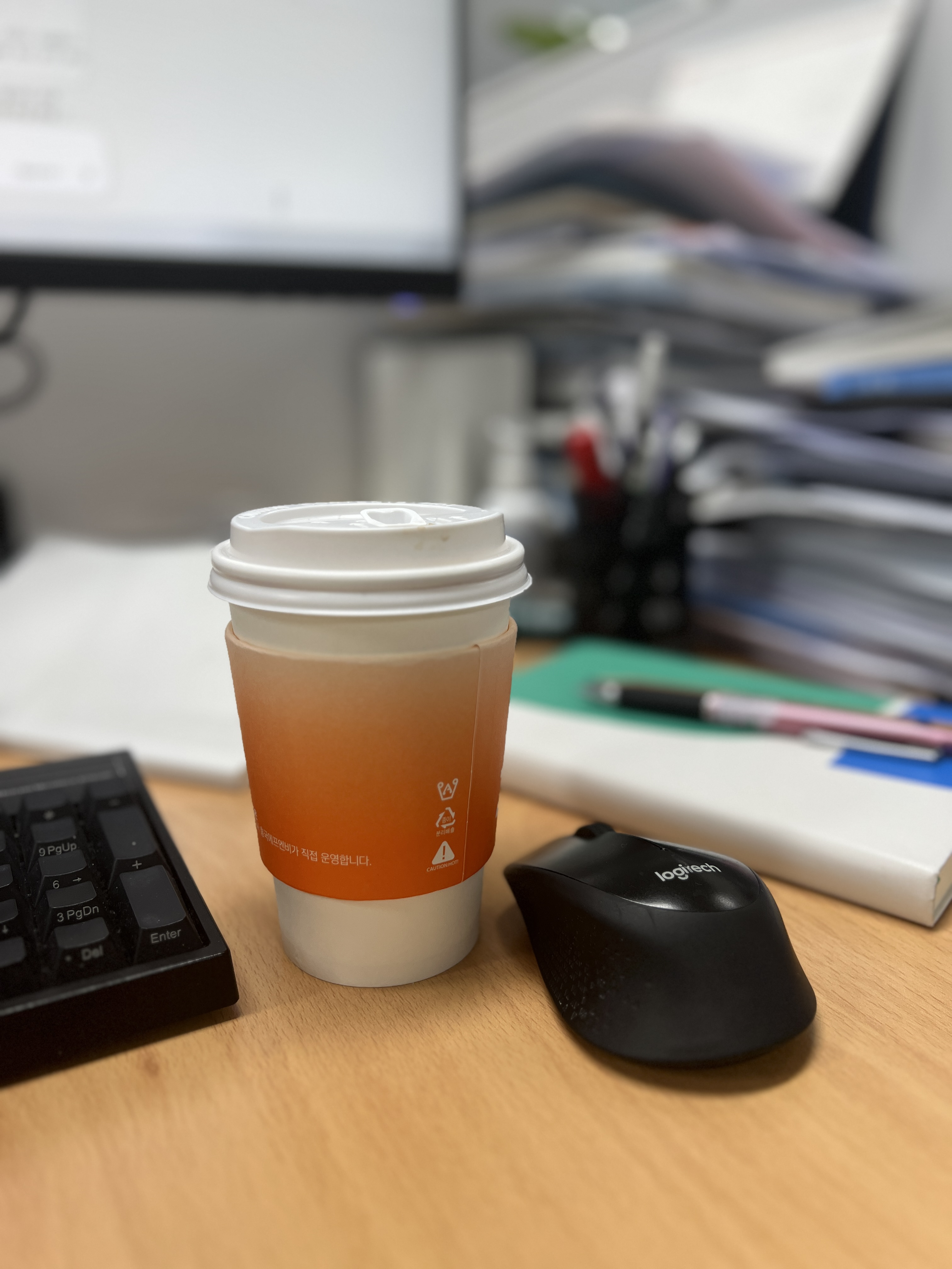 아침 아메리카노는 단순한 음료를 넘어, 생존을 위한 포션이자 하루를 시작하는 성스러운 의식과도 같다