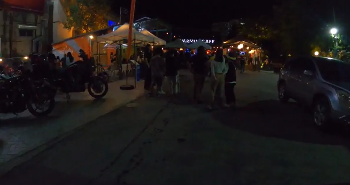 치앙마이 웸업카페 앞 야간 거리의 활기찬 분위기