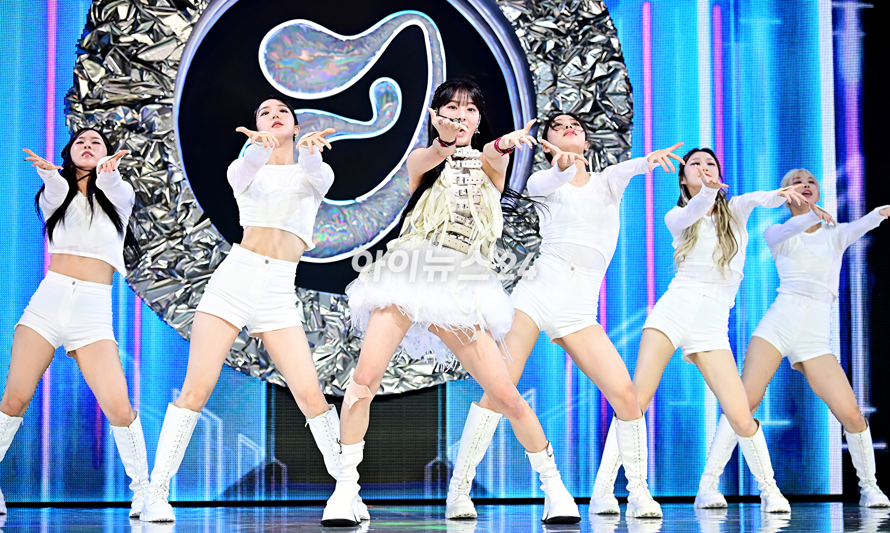 그룹 엔믹스 출신 지니(JINI)가 11일 오후 서울 서교동 메세나폴리스에서 진행된 첫 EP 앨범 '언 아이언 핸드 인 어 벨벳 글로브(An Iron Hand In A Velvet Glove)' 쇼케이스에서 무대를 선보이고 있다. [사진=곽영래 기자]