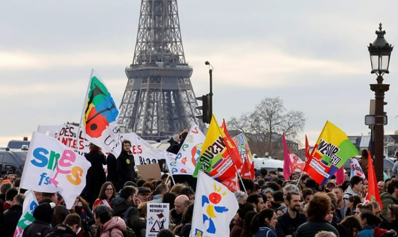 프랑스 연금, 62세에서 64세로...한국도? France pension protests: Clashes after Macron orders rise in pension age without vote