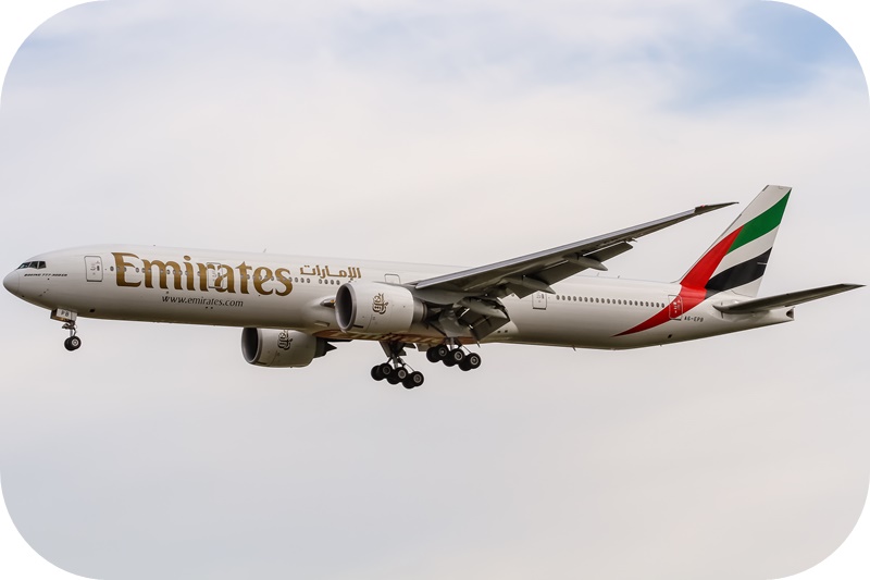 에미레이트항공-보잉-b777-여객기-낮-비행중