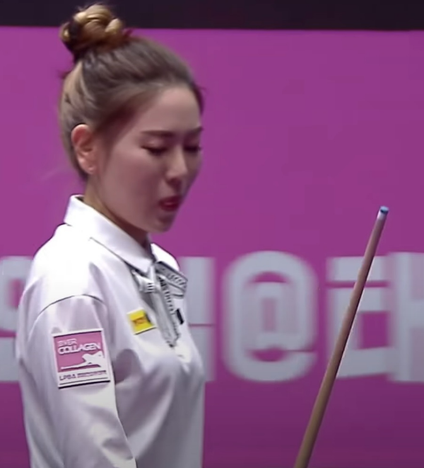 하윤정 당구선수가 PBA 3쿠션 공인구를 치고 있는 모습