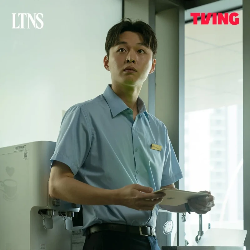 티빙 드라마 LTNS에서 파란 반팔 와이셔츠를 입은 병우 역의 김우겸