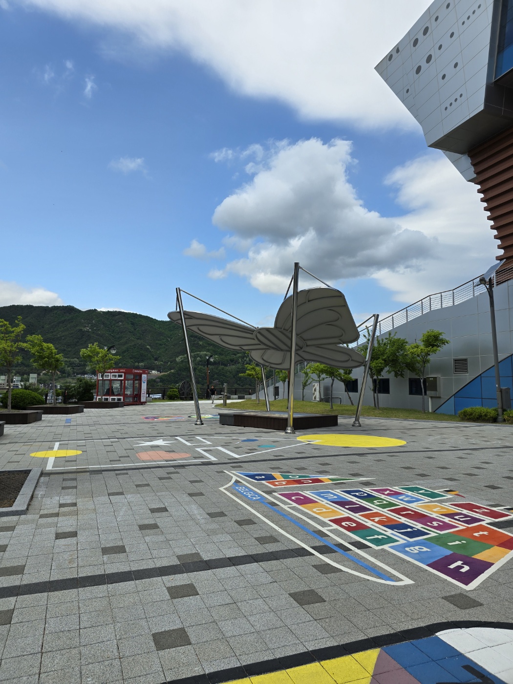 아이들이 놀 수 있는 그림들이 바닥에 귀엽게 그려져있어요.