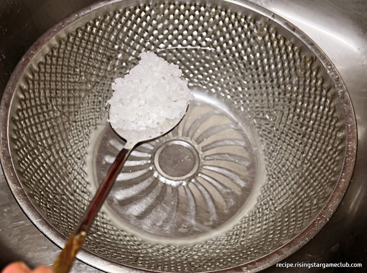 물을 받아 놓은 보울에 꽃소금 1T를 넣는 사진