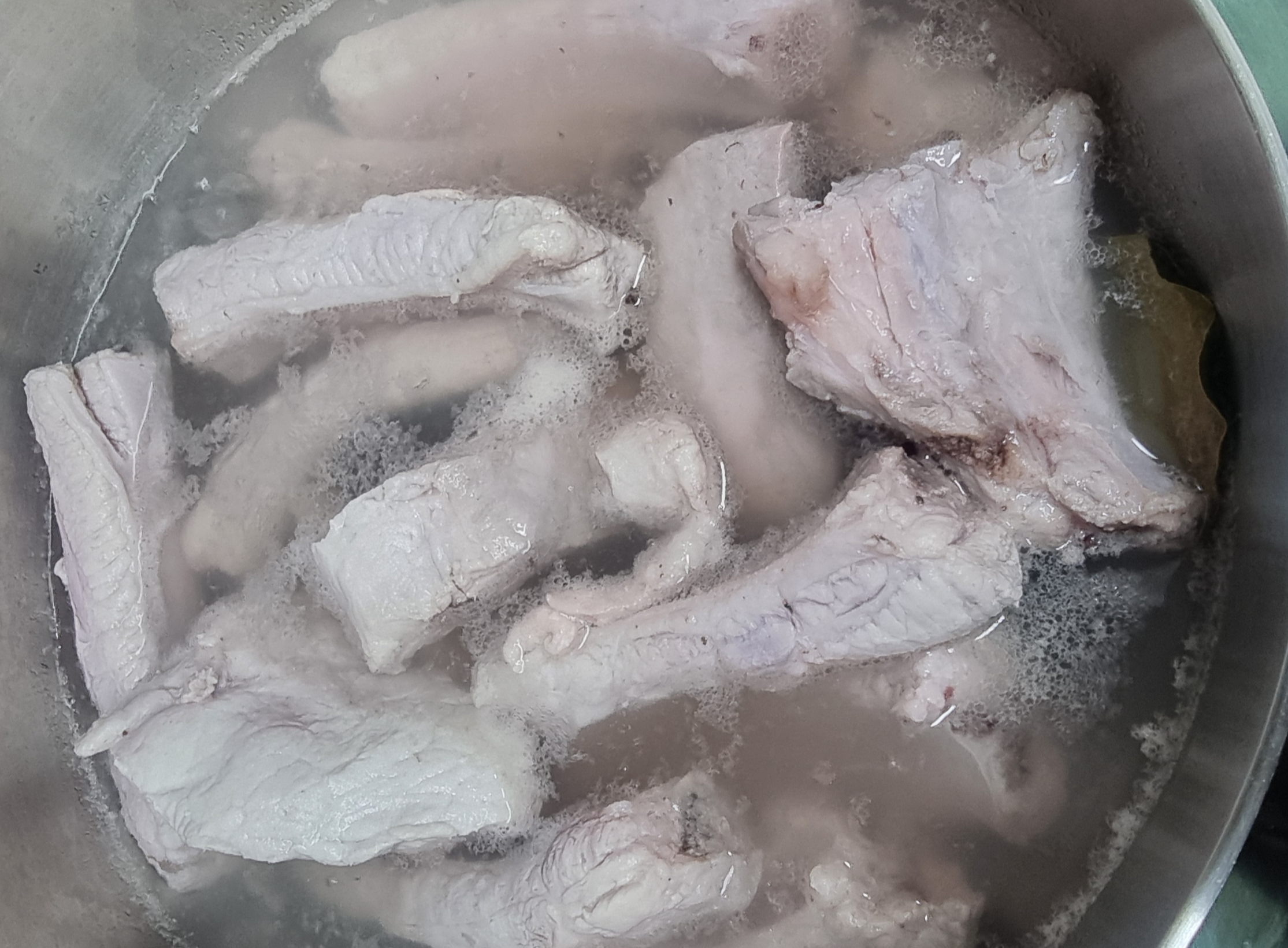 돼지등갈비 불순물 제거