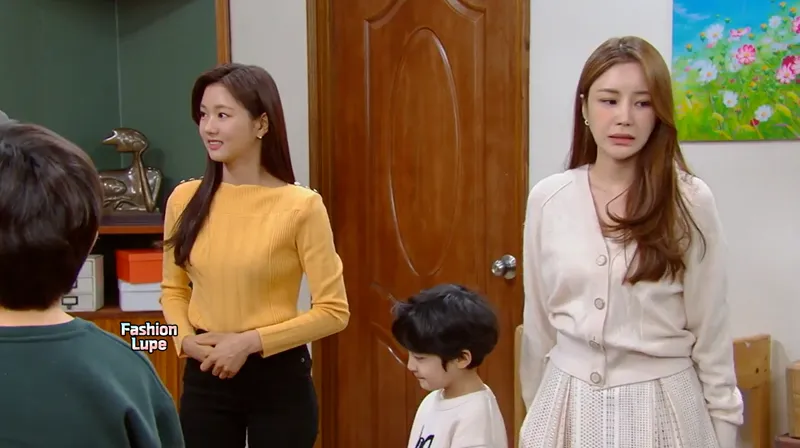 어디를 보는 노란 옷의 여자와 외면하는 흰 옷의 여자