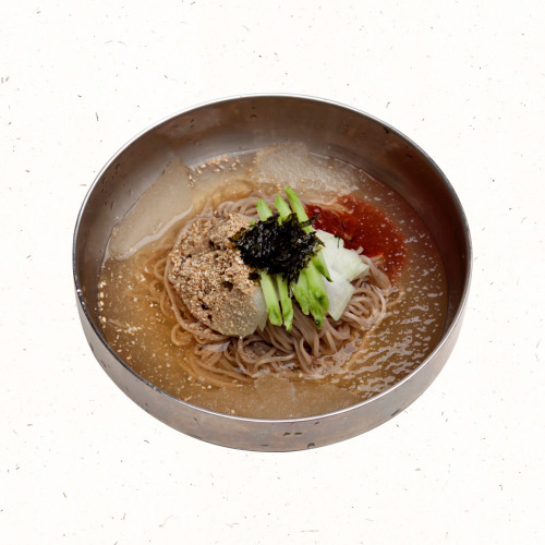 비빔국수 위에 삶은 계란 올리는 장면