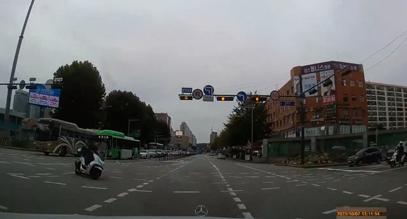 노란불에 교차로를 지나던 차량이 맞은편에서 달려온 오토바이와 충돌한 사연이 알려졌다. [사진=유튜브 '한문철TV']