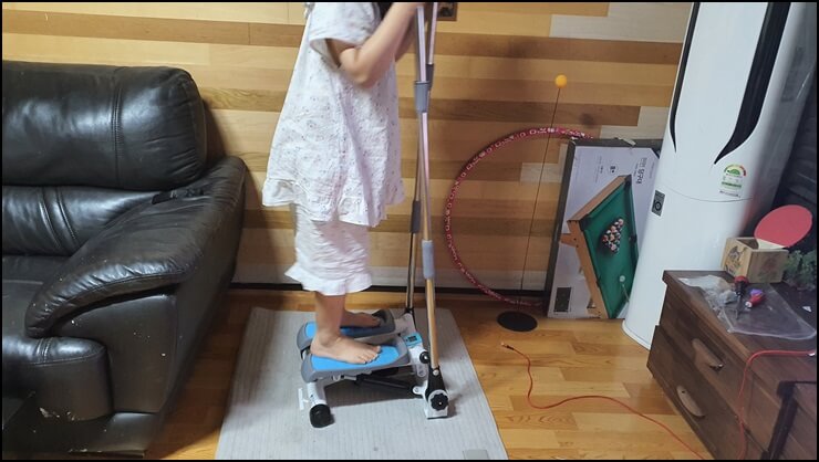 은지가-스텝퍼-위에-올라가서-운동하는-사진