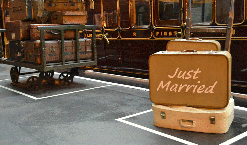 기차와 여행가방 사진