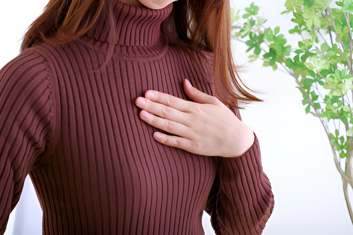 속쓰림으로-가슴을-어루만지는-여성