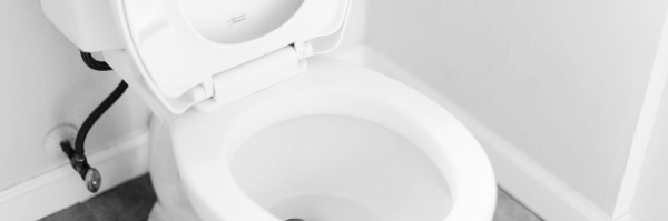 배수구 방향에 새로운 변기 정심 연결