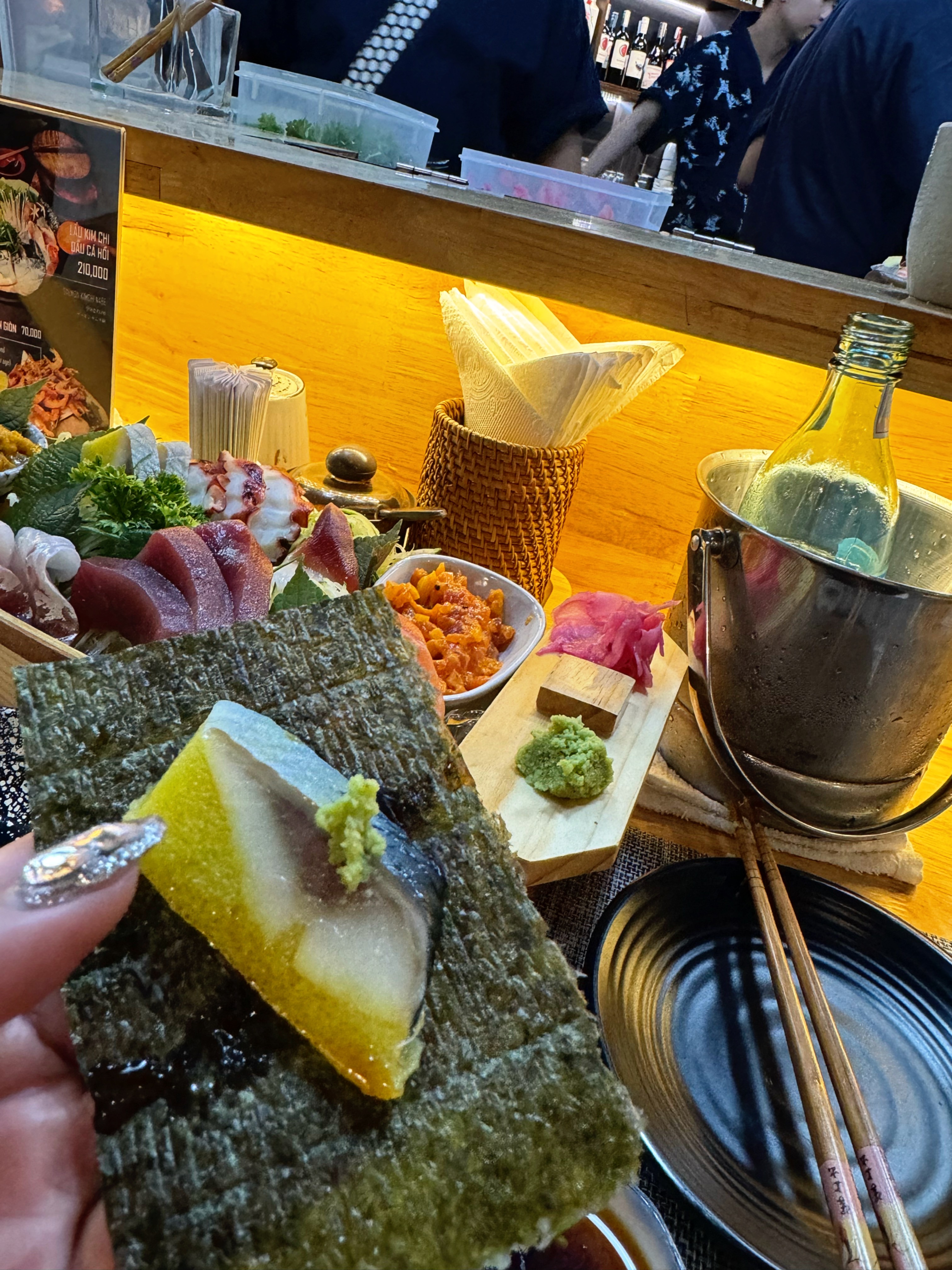 김 위에 도미회와 와사비가 함께 올려진 모습 – 나트랑 미타미 일식당 셰프 바에서 촬영