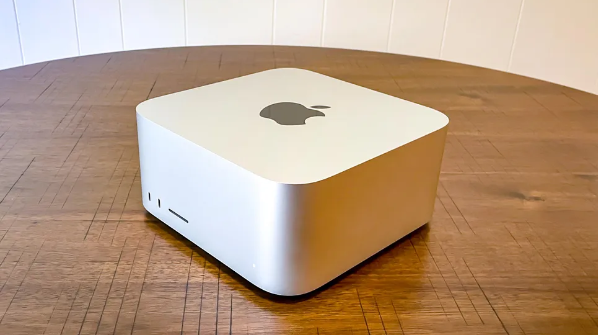 Mac Studio를 테이블 위에 놓고 옆면 켜기