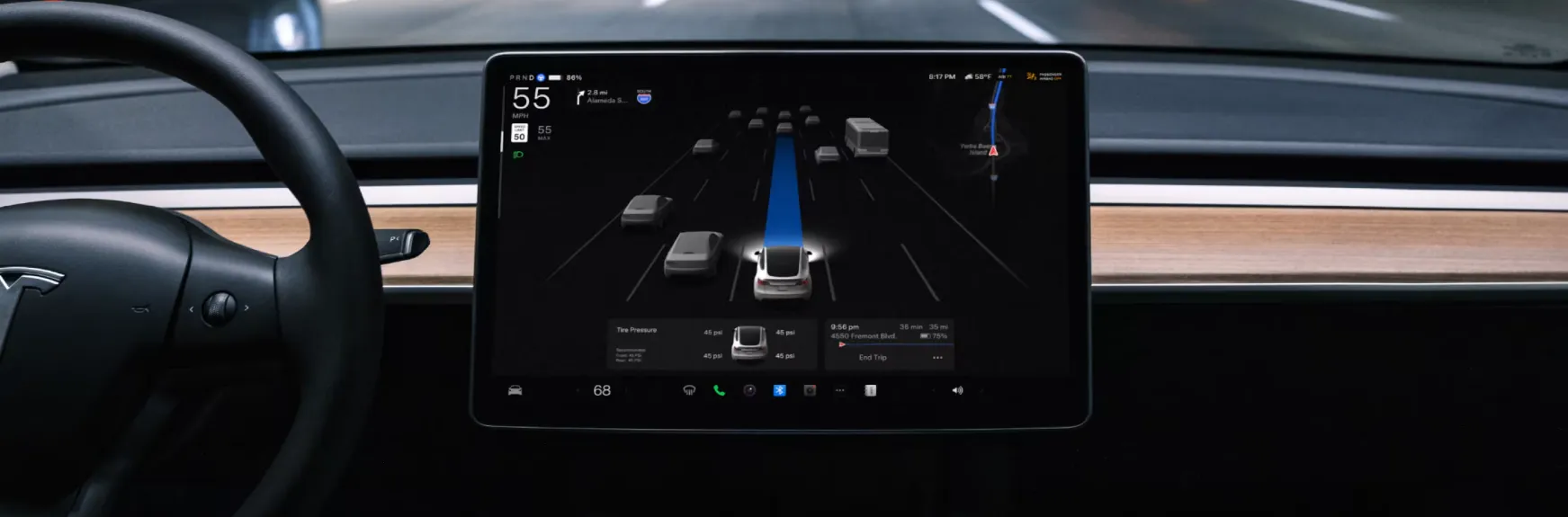 테슬라 차량 내부 디스플레이에 표시된 자율주행 인터페이스, 주변 차량 인식과 주행 경로 시각화
