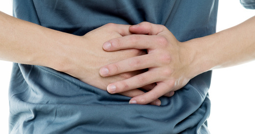 배에-양손을-올리고-서있는-남성