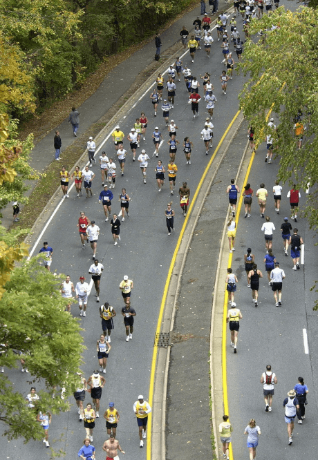 대회에서 달리는 많은 참가자들