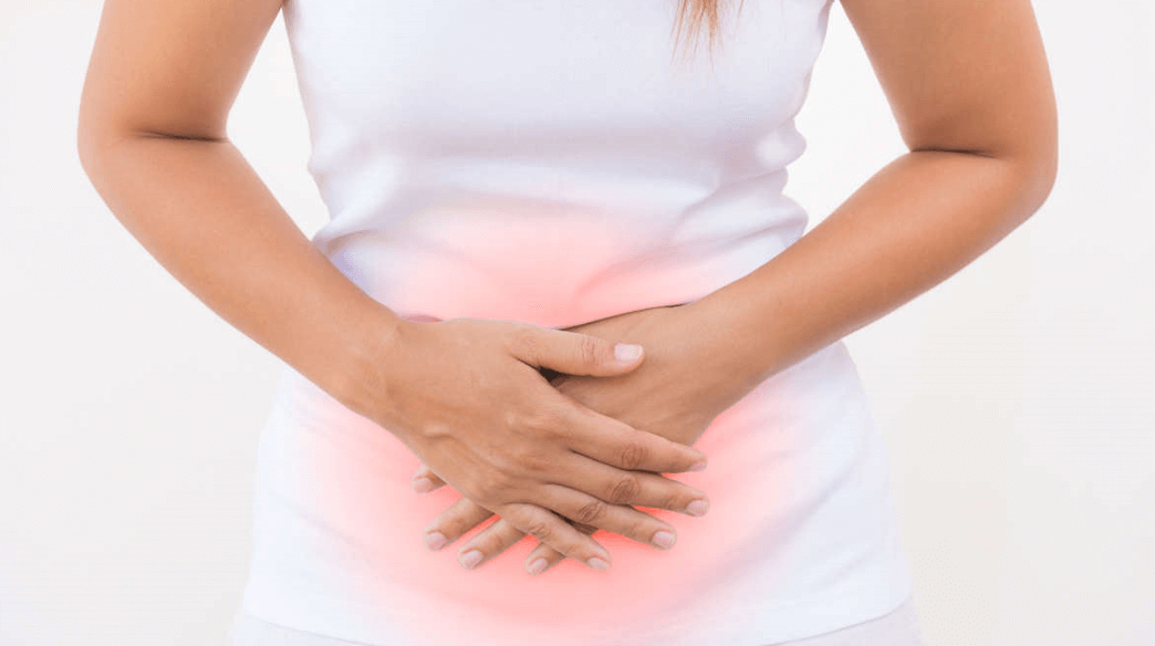 복부-부위-통증을-느끼는-여성