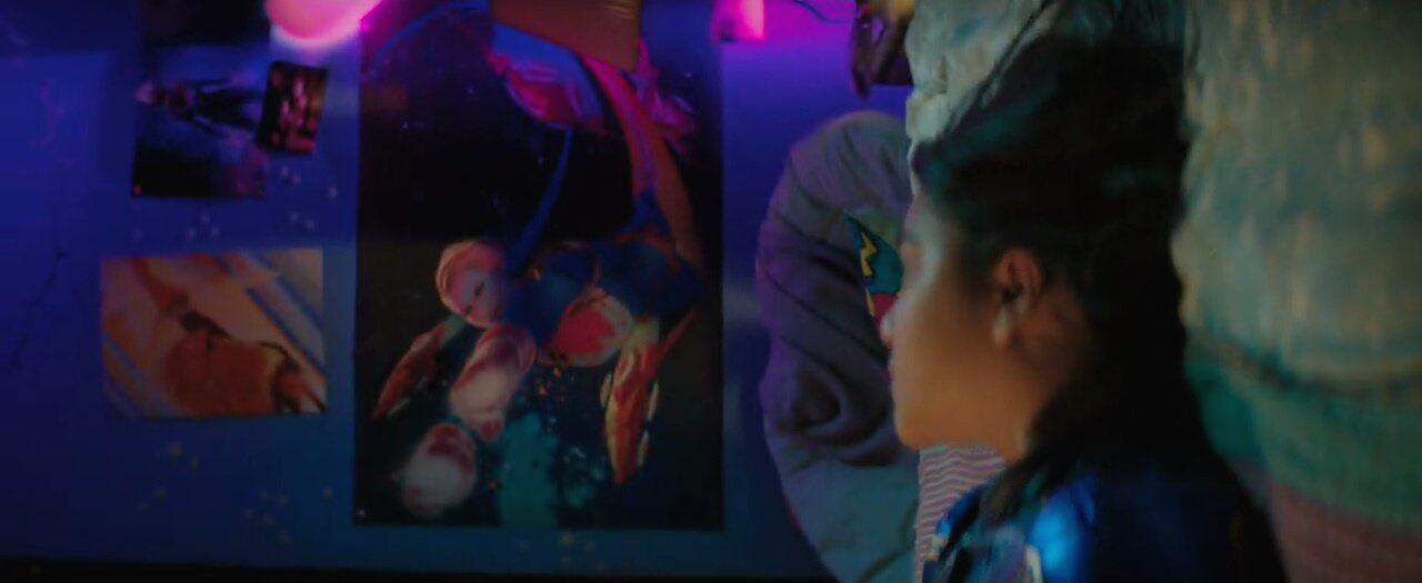 캡틴마블 사진을 바라보는 여자아이의 모습