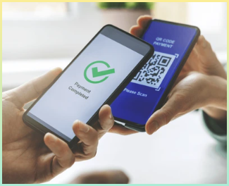 QR코드 결제 - 휴대폰으로 결제하는 사람