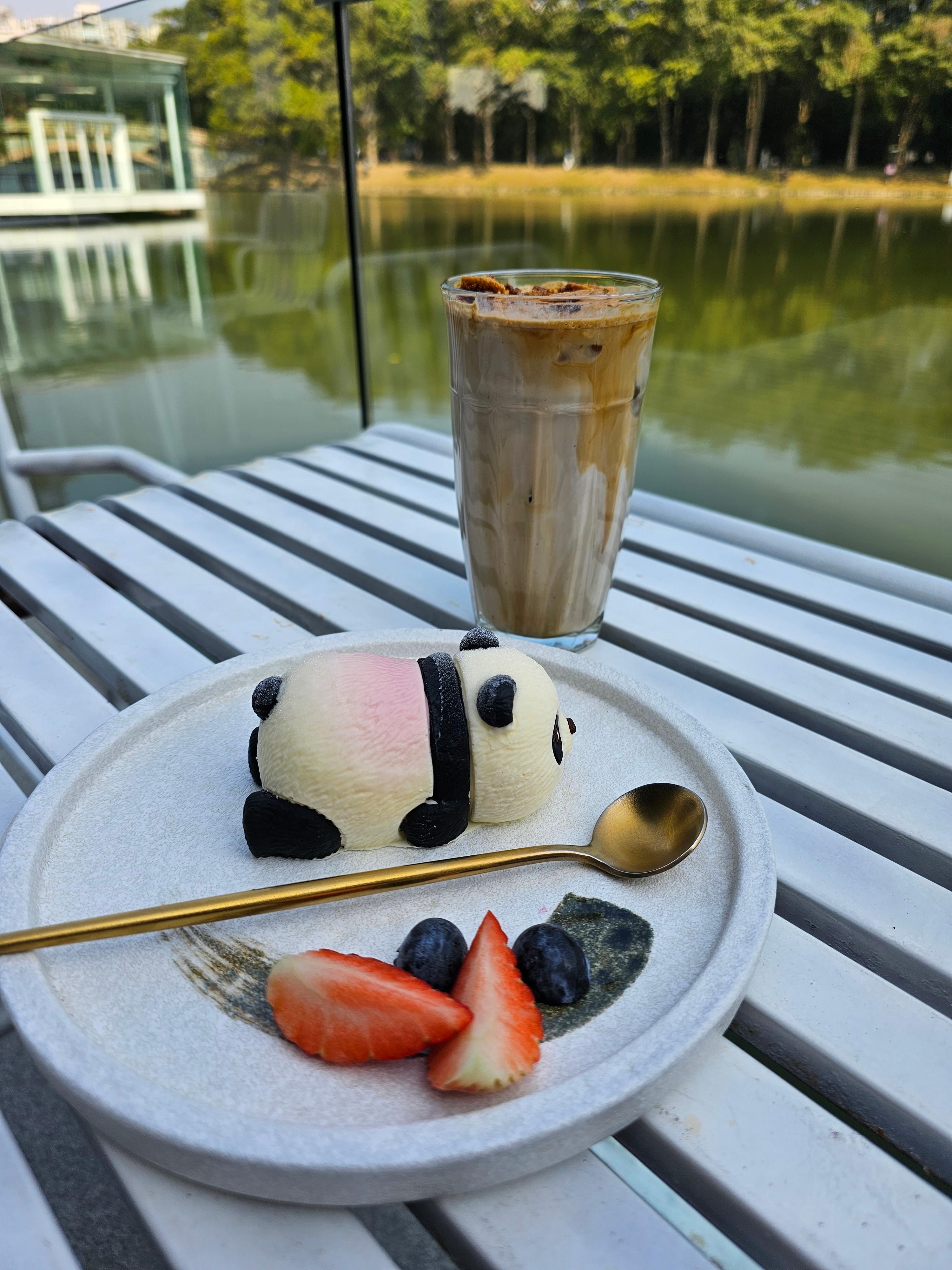 화남국가식물원 내 잔잔한 호수 카페