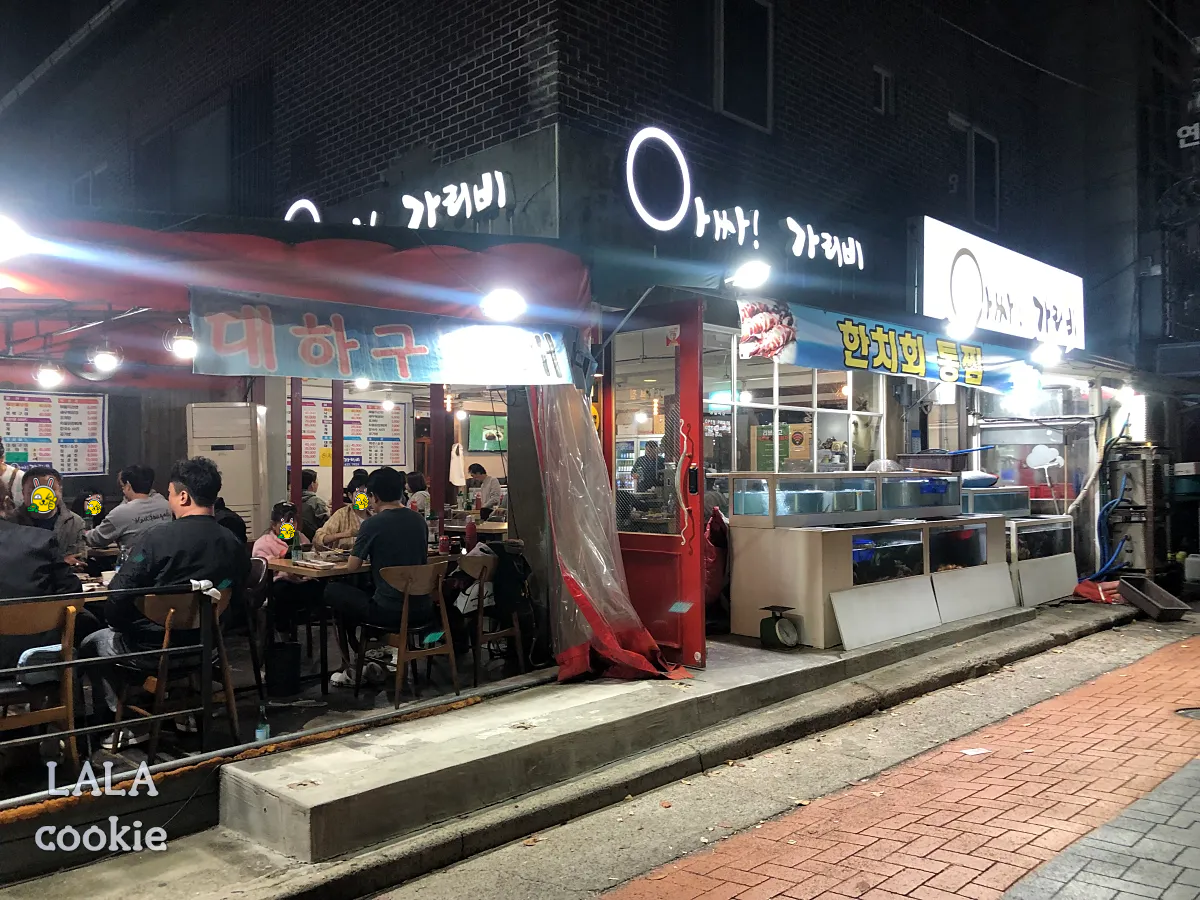 대구-달서구-상인동-조개구이-맛집-아싸가리비-야외-테이블과-가득찬-사람들