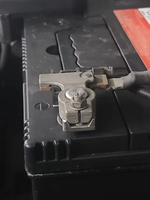 자동차 배터리 방전 예방법. 일반적인 예방법, 퓨즈 뽑기, 배터리선 빼기 (암전류 끄기)