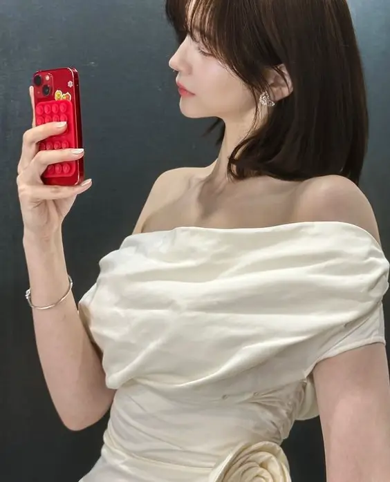 박지현이-휴대폰을-들고-촬영하는-모습