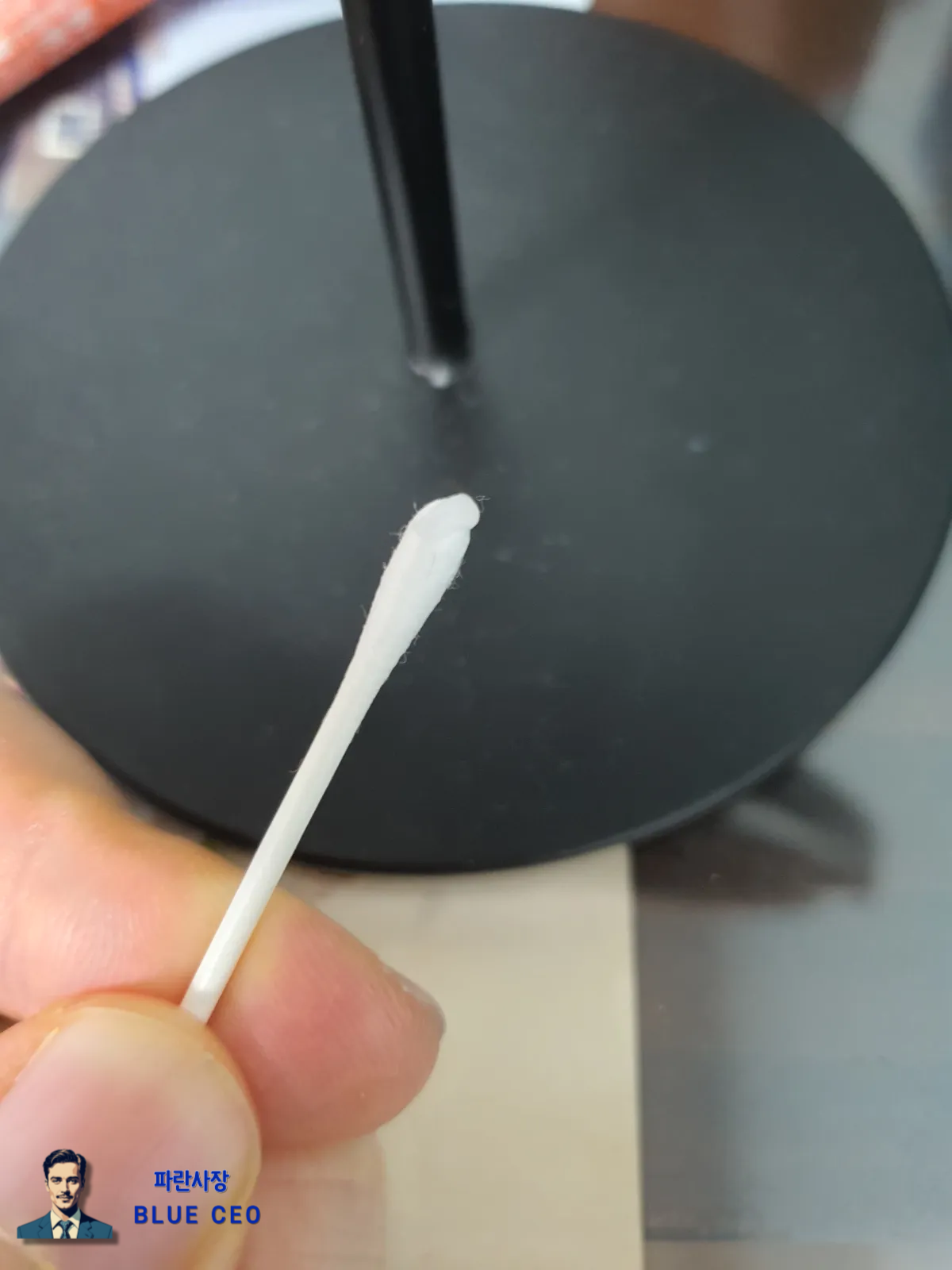 구내염-연고-바르는-방법-면봉-사용해서-소량-덜어내기