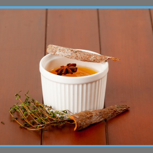 하얀색 컵에 담긴 차와 나무껍질