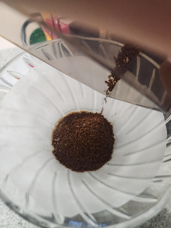 원두를 투입하는 모습. 엔코 그라인더를 사용했다.