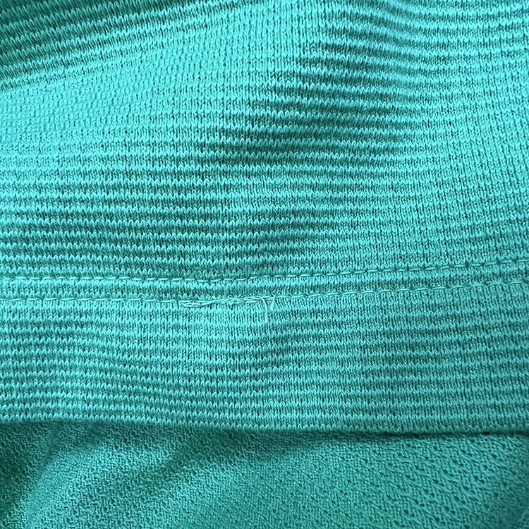 이중 봉제되어 봉제 실이 뭉쳐있음