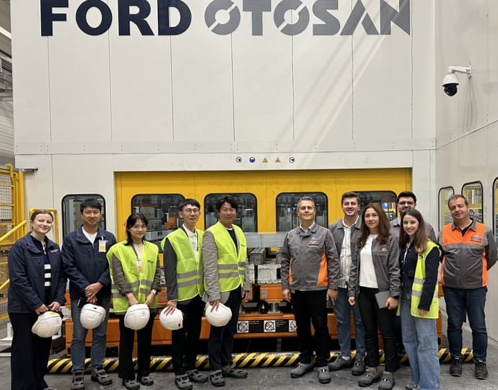현대제철-포드 오토산 직원들이 프레스 테스트를 마친 후 기념 촬영하고 있는 모습.