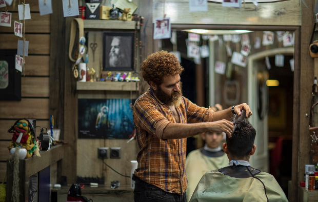 동네 이발소와 미용실 간판 문화 ❘ 도시 골목에 남아 있는 시간의 흔적