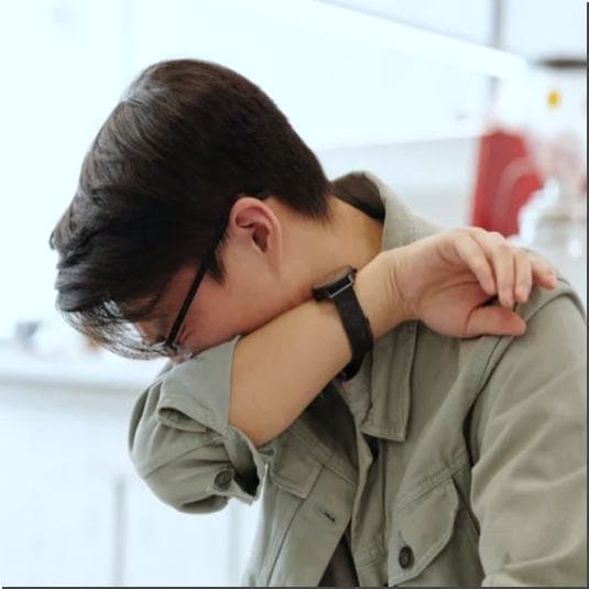 광반사 재채기 증후군 원인, 재채기 하는 남성